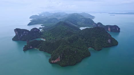 Luftaufnahmen-Der-Insel-Ko-Yao-Noi-In-Der-Bucht-Von-Phang-Nga,-Thailand-Mit-Einer-Langsamen-Neigung-Nach-Vorne