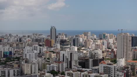 Santo-Domingo,-República-Dominicana,-Toma-De-Paisaje-Urbano,-Edificios-Residenciales-Y-Mar-Caribe