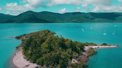 Primer-Plano-Cinematográfico-Aéreo-De-La-Isla-De-Reparación,-Airlie-Beach,-Lugar-De-Vacaciones