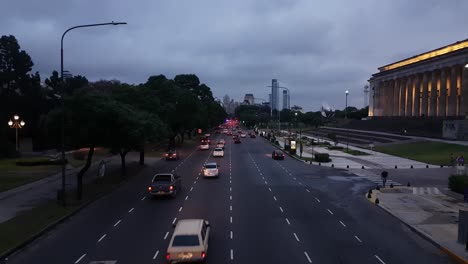 Verkehr-Auf-Der-Twilight-Avenue-In-Buenos-Aires,-Argentinien