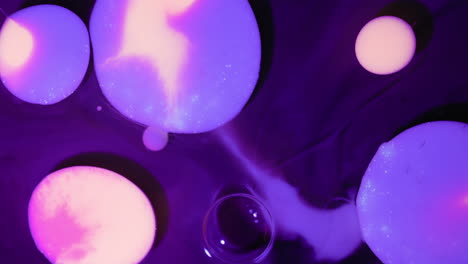 Violette-Blasen-Verschmelzen-Zu-Einer-Abstrakten-Kunstflüssigkeit