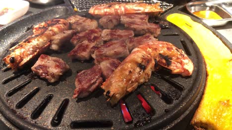 Camarones-Y-Bistec-Cocinados-En-Un-Restaurante-De-Barbacoa-Coreano-En-Mong-Kok,-Hong-Kong