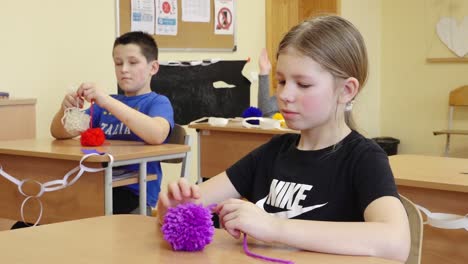 Los-Niños-Aprenden-Manualidades-En-La-Escuela.-Lección-De-Artesanía-Escolar