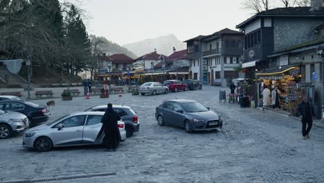 Metsovo-Hauptplatz-Kopfsteinpflaster-Straße-Schneedecke-Berggipfel-Hintergrund-Griechenland-Winter-Zeitlupe