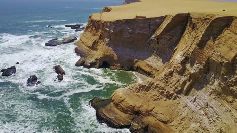 Acantilados-Del-Mirador-Catedral-Con-Olas-Del-Océano-Pacífico-En-Perú,-Toma-Panorámica-Aérea-De-Drones