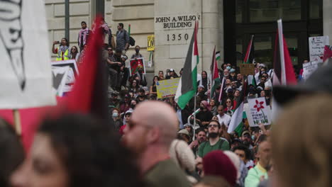 Una-Gran-Multitud-De-Manifestantes-Pro-Palestinos-Se-Sientan-En-Las-Escaleras-De-Un-Edificio-Gubernamental-En-D