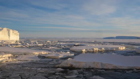 Hielo-Marino-Antártico-Y-Icebergs-Durante-La-Puesta-De-Sol.
