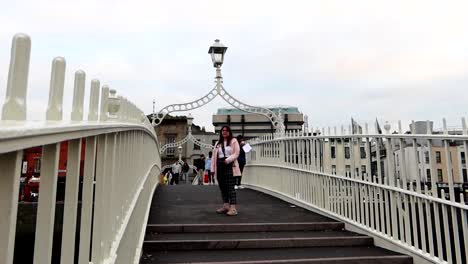 Frau-Posiert-Für-Ein-Foto-Auf-Der-Berühmten-Halfpenny-Bridge