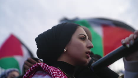 Eine-Nahaufnahme-Einer-Arabischen-Frau,-Die-Bei-Einem-Pro-Palästina-Protest-In-Ein-Mikrofon-Spricht