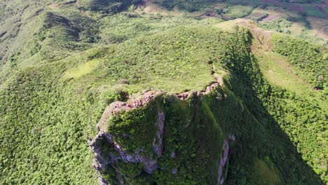 Eine-Atemberaubende-Luftaufnahme-Des-Berges-Le-Pouce-In-Der-Nähe-Von-Port-Louis-Unter-Klarem-Himmel