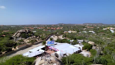 Bandera-De-Aruba-Ondeando-Cerca-De-La-Formación-Rocosa-De-Ayo-En-Aruba,-Cerca-De-Oranjestad