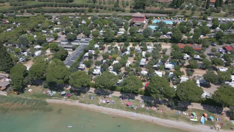 Toma-Aérea-Del-Camping-Serenella-En-La-Orilla-Del-Lago-De-Garda,-Italia