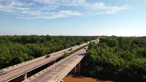 Dies-Ist-Ein-Luftbildvideo-Eines-Autos,-Das-Den-Red-River-Von-Texas-Nach-Oklahoma-überquert