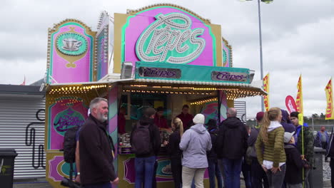 Gente-Esperando-En-La-Fila-Para-Panqueques-O-Crepes-Franceses,-Día-Nublado-En-Un-Evento