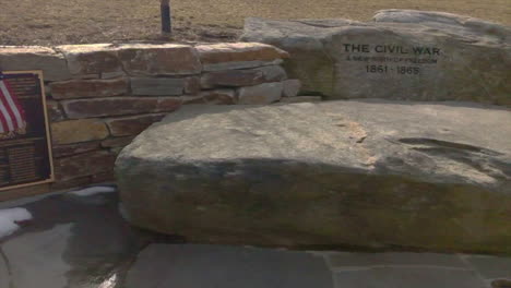 Vista-Panorámica-Derecha-De-Un-Monumento-A-La-Guerra-Civil-En-Una-Pequeña-Ciudad-Suburbana