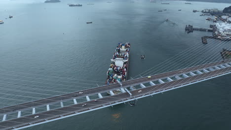 Verkehr-Auf-Einer-Hängebrücke-Mit-Einem-Großen-Containerschiff-Im-Anflug