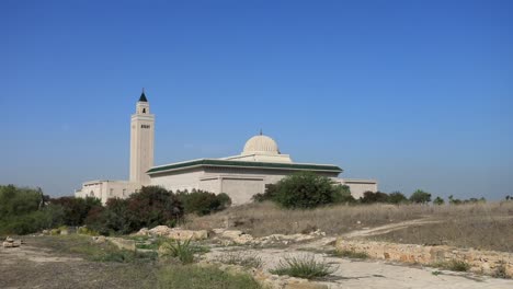 Mezquita-En-Cartago-Túnez-Bajo-Un-Cielo-Azul-Claro,-Día,-Paisaje-Sereno