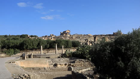 Sunny-day-at-the-ancient-Roman-ruins-in-Dougga-with-clear-blue-sky