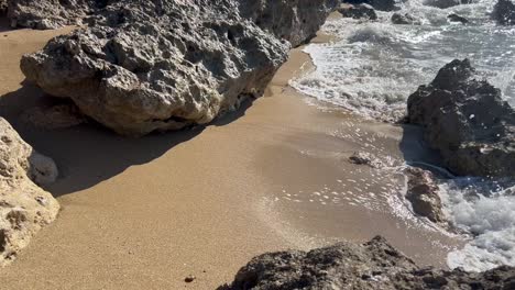 Hermoso-Y-Relajante-Mar-En-La-Playa-En-Paphos,-Chipre