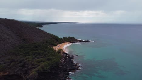 Amazing-aerial-view-capturing-a-beautiful-South-Maui-beach,-Maui-County,-Hawaii