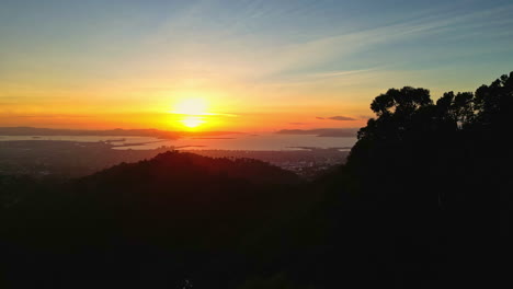 Sun-setting-over-the-San-Francisco-bay,-filmed-from-the-Grizzly-Peak-Blvd-Overlook