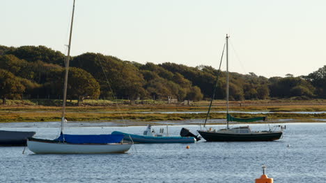 Weite-Aufnahme-Von-Segelbooten,-Die-Am-Fluss-Lymington-Vor-Anker-Liegen