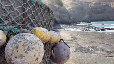 Boyas-En-La-Playa-Siendo-Rociadas-Con-Niebla-Y-Olas