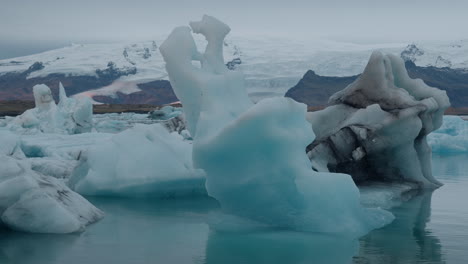 Gletscherlagune,-Jökulsárlón,-Island,-Mit-Eisbergen-Und-Fließendem-Eisblauem-Wasser