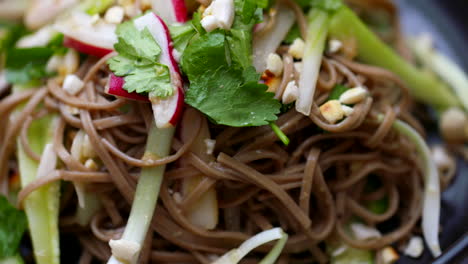 Gesunder-Salat-Nudelsalat-Schüssel-Spinnen-In-Nahaufnahme