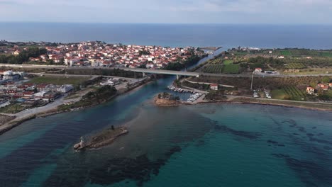 Vista-Aérea-Del-Canal-De-Jerjes-En-Potidea-Chalidiki-En-Grecia-Y-El-Mar-Verde-Y-Azul-Cristalino-Desde-Arriba