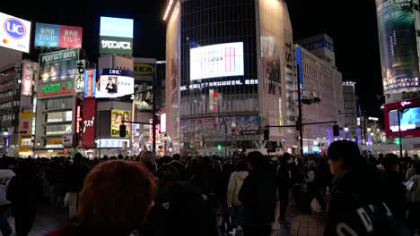 Menschenmassen-Warten-Nachts-Darauf,-Die-Berühmte-Shibuya-Kreuzung-Zu-überqueren