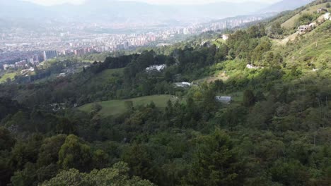 Límites-Montañosos-De-La-Ciudad-De-Medellín-Con-Vista-Panorámica