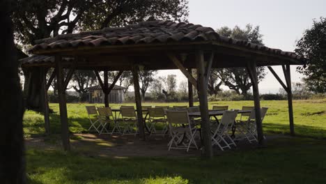 Pintoresco-Refugio-Al-Aire-Libre-Con-Sillas-Y-Mesas-Durante-El-Día-Soleado