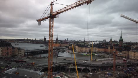 Grúa-De-Construcción-En-Slussen-Frente-Al-Horizonte-De-Estocolmo-En-Un-Día-Nublado