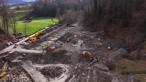 Trabajador-Excavador-En-El-Sitio-De-Construcción-En-El-Paisaje-Suizo