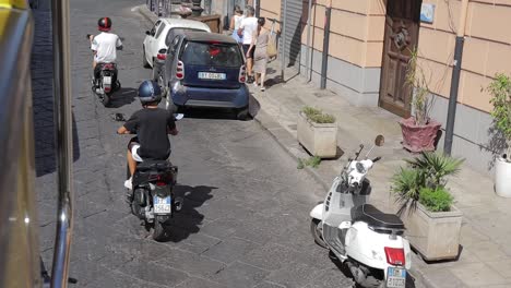 Ein-Fahrradfahrer-Fährt-Ein-Motorrad-Auf-Der-Straße-Von-Palermo,-Italien