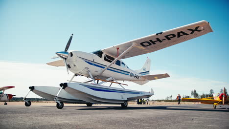 Niedriger-Winkel-Schwenk-Von-Glänzenden-Cessna-206-Stationair-Amphibien-Wasserflugzeug-Privatflugzeug-Mit-Modellflugzeug