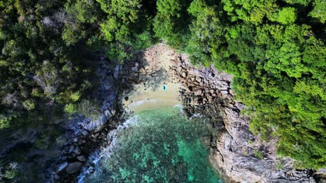 Mujer-Explora-La-Solitaria-Playa-De-Ensueño-En-La-Isla.