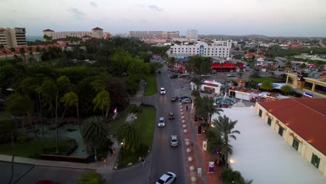 Niedrige-Luftaufnahme-Von-Palm-Beach-Aruba-Mit-Geschäften-Und-Restaurants