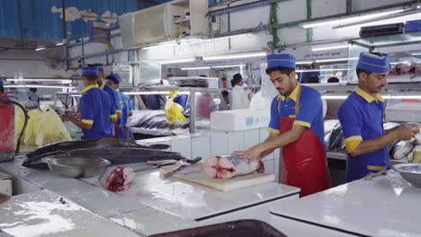 El-Hombre-Limpia-El-Atún-Crudo-En-El-Antiguo-Mercado-Central-De-Pescado-En-Jeddah,-Arabia-Saudita