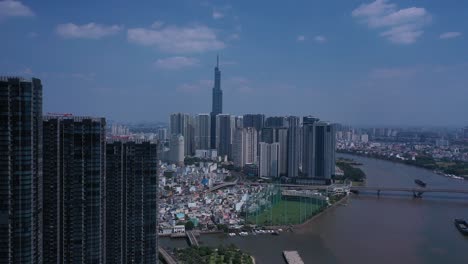 Ho-Chi-Minh-Stadt,-Saigon-Fluss-Und-Binh-Thanh-Skyline-An-Einem-Sonnigen,-Klaren-Tag-Mit-Markanten-Gebäuden-Aus-Drohnenflügen-Im-Bild