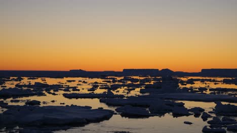 Hielo-Marino-Antártico-Y-Icebergs-Durante-La-Puesta-De-Sol.