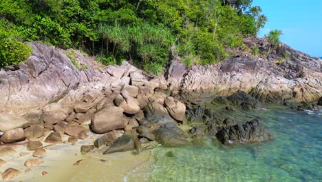 Frau-Geht-Am-Strand-Spazieren-Einsame-Trauminsel