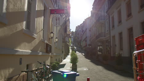 Edificios-De-Hoteles-Y-Tiendas-A-Lo-Largo-De-Calles-Estrechas-En-Un-Día-Soleado-En-Baden-Baden,-Alemania