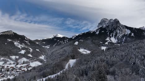 Toma-Circular-De-La-Cumbre-De-La-Montaña-Desde-El-Valle-De-Pinos-Con-Nieve,-Bernex.