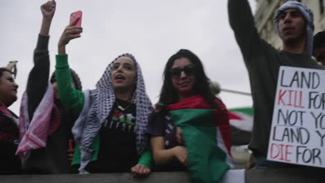 Mujeres-árabes-Con-Keffiyehs-En-Una-Protesta-A-Favor-De-Palestina-Levantando-Los-Puños-Y-Vitoreando