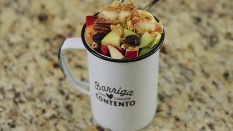 Primer-Plano-De-Un-Cóctel-De-Frutas-En-Una-Taza.