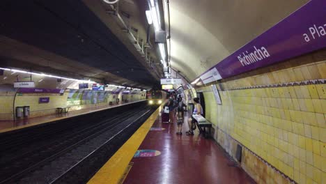 Einspielung-In-Einer-U-Bahn-Station-Im-Vintage-Stil-In-Buenos-Aires,-Argentinien,-Zug-Kommt-Von-Der-Bahn-An,-Menschen-Benutzen-öffentliche-Verkehrsmittel