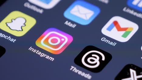 Primer-Plano-De-La-Aplicación-De-Instagram-Y-El-Correo-En-La-Pantalla-Del-Teléfono-Inteligente