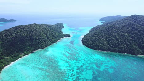 Vistas-Tropicales-De-La-Isla-Surin-Con-Aguas-Turquesas-En-La-Bahía-De-Chong-Khat,-Parque-Nacional-Mu-Ko-Surin,-Tailandia